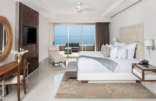 Cabo San Lucas Complejo | Luxurious 4 bedroom Penthouse right on the beach of Cabo!