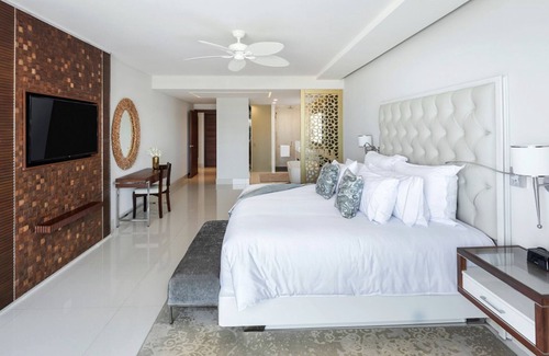 Cabo San Lucas Complejo | Luxurious 4 bedroom Penthouse right on the beach of Cabo!