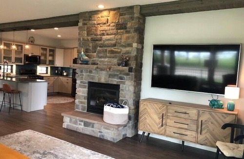 Ludington Casa | Luxurious 4 Bedroom, 3 Bath home, Steps from Stearns Park and Lake MI!