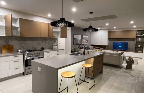 Lyndhurst Casa | Luxurious 4-Bedroom Holiday Home near Patterson lakes and Mornington Peninsula