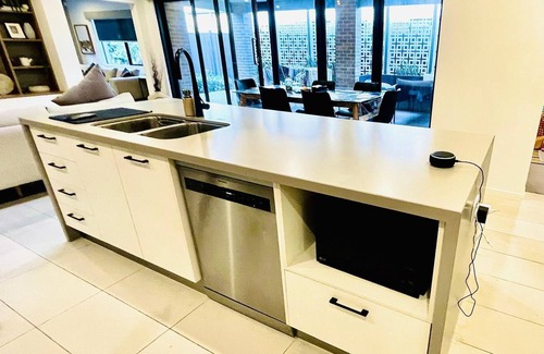 Lyndhurst Casa | Luxurious 4-Bedroom Holiday Home near Patterson lakes and Mornington Peninsula