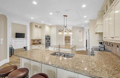 Kingsbury Casa | Luxurious 4-Bedroom Oasis with Private Pool