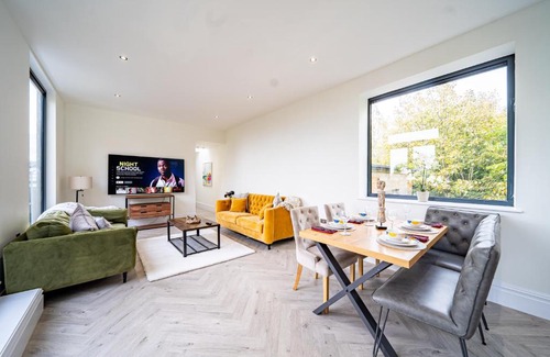 Leeds Casa | Luxurious 4-Bedroom Penthouse: 15 Mins to City Centre, Secure Parking
