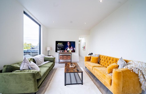 Leeds Casa | Luxurious 4-Bedroom Penthouse: 15 Mins to City Centre, Secure Parking