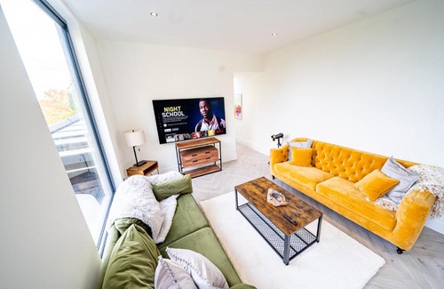 Leeds Casa | Luxurious 4-Bedroom Penthouse: 15 Mins to City Centre, Secure Parking