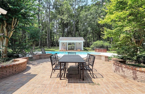 Thomasville Casa | Luxurious 4-Bedroom Retreat with Theater, Pool, Hot Tub, and Bar on 6 acres.