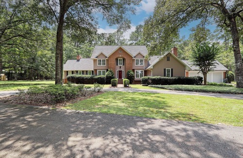Thomasville Casa | Luxurious 4-Bedroom Retreat with Theater, Pool, Hot Tub, and Bar on 6 acres.