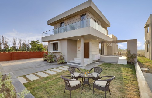 Baradia Villa | Luxurious 4 BHK Villa surronded by Greenary Entire Villa with Kitchen