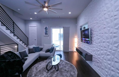 Astrodome Casa | Luxurious 4 Story Rooftop Townhouse-Near Medical Center&NRG stadium.