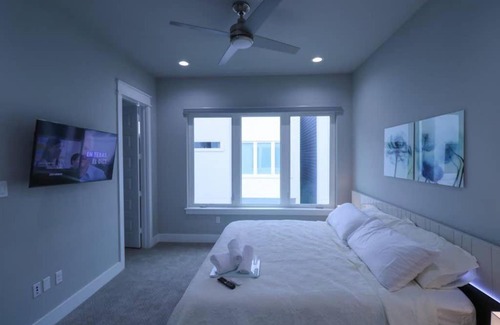 Astrodome Casa | Luxurious 4 Story Rooftop Townhouse-Near Medical Center&NRG stadium.