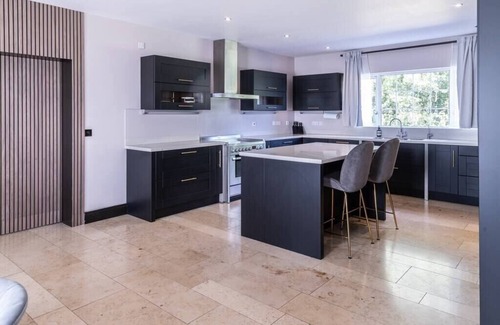Magherafelt Casa | Luxurious 4BD family Retreat in Magherafelt