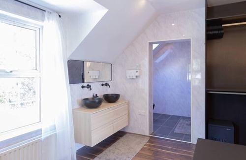Magherafelt Casa | Luxurious 4BD family Retreat in Magherafelt