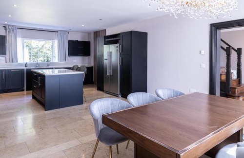 Magherafelt Casa | Luxurious 4BD family Retreat in Magherafelt