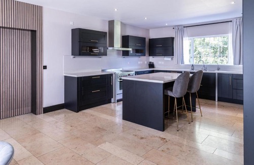 Magherafelt Casa | Luxurious 4BD family Retreat in Magherafelt