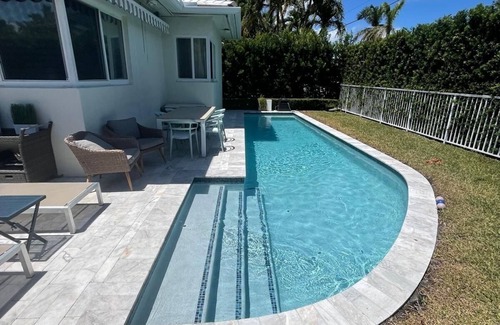 Surfside Casa | Luxurious 4Bdr with a pool, blocks to beach