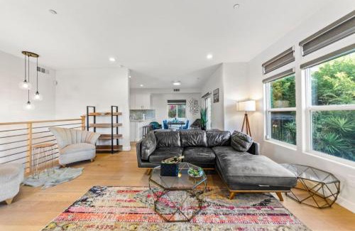 Los Feliz Casa | Luxurious 4BR in prime LA location with great view