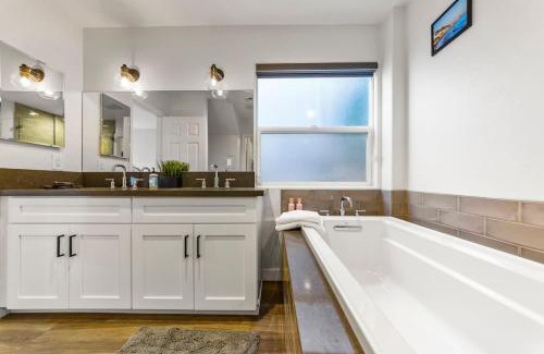 Los Feliz Casa | Luxurious 4BR in prime LA location with great view