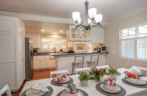 La Palma Cama Y Desayuno | Luxurious 4BR Pool House with 2 Master Suites, Near Disney!
