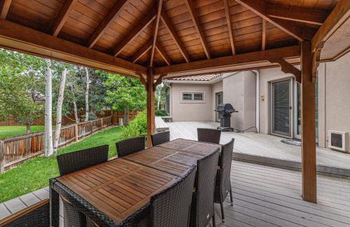 Arapahoe Ridge Casa | Luxurious 4BR Retreat - Pool Table & Chic Amenities