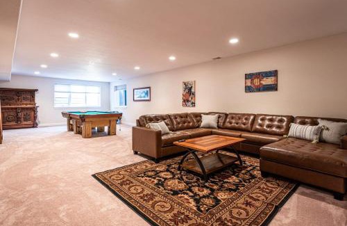 Arapahoe Ridge Casa | Luxurious 4BR Retreat - Pool Table & Chic Amenities