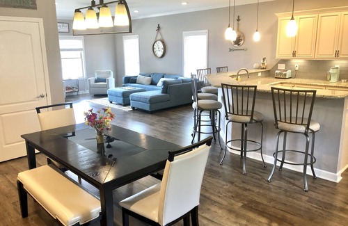Southmont Casa | Luxurious 5 bed 3 1/2 bath lakefront home: private pier, 2 paddleboards, 2 kayak