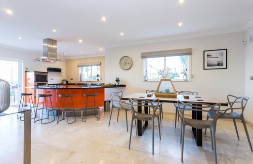 Praia da Luz Villa | Lujosa villa de 5 dormitorios con piscina privada, bañera de hidromasaje e impresionantes vistas al mar