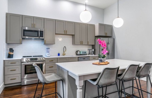 New Orleans Hotel | Luxurious 5bd with private balcony/ AMAZING LOCATION!