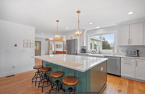 Campton Casa | Luxurious 5BR w/ Hot Tub, Close to Loon Mountain