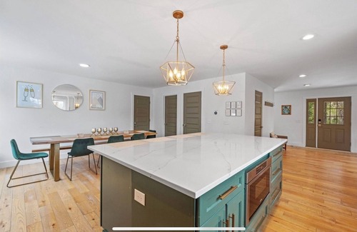 Campton Casa | Luxurious 5BR w/ Hot Tub, Close to Loon Mountain