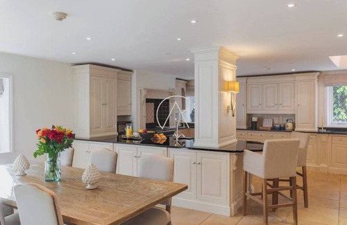 Bray on Thames Casa | Luxurious 6-Bed Family Home in Bray | Private Pool