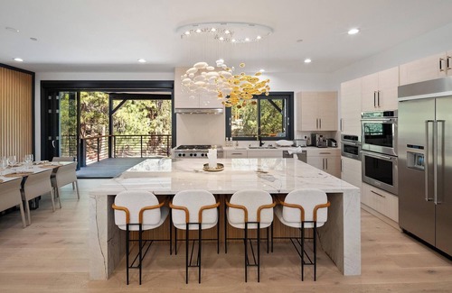 Eagle Mountain Estates Cabina | Luxurious 6 Bedroom Retreat! A/C! Oversized Swim Spa/Hot Tub! Newly Built! Outdoor Fire Pit & Seating! Sprawling Deck Space! Game & Entertainment Room!