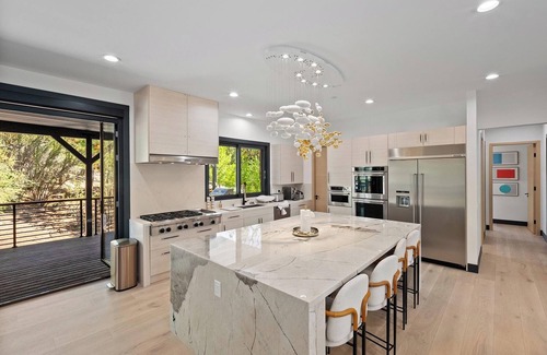 Eagle Mountain Estates Cabina | Luxurious 6 Bedroom Retreat! A/C! Oversized Swim Spa/Hot Tub! Newly Built! Outdoor Fire Pit & Seating! Sprawling Deck Space! Game & Entertainment Room!