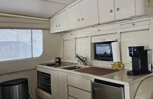 Atlantic City Alquiler De Eote | Luxurious 63' boat 4-bedrooms, full kitchen, at the Golden Nugget in AC, NJ.