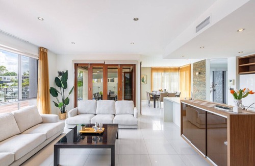 Biggera Waters Casa | Luxurious 6BR Retreat W/Pool & Port @BiggeraWaters