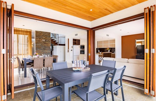 Biggera Waters Casa | Luxurious 6BR Retreat W/Pool & Port @BiggeraWaters