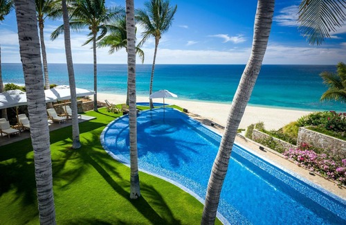 Buzzards Villa | Luxurious 7 BR Beachfront Casa Oliver w/ WiFi, Pool, Home Theatre, Gym + More!