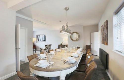 Barnt Green Casa | Luxurious 7-Bedroom Home in Solihull, close to NEC & BHX