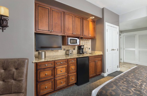 Napa Complejo | Luxurious Accommodations w/Tuscan Charm. Gateway to the Napa Valley Wine Region