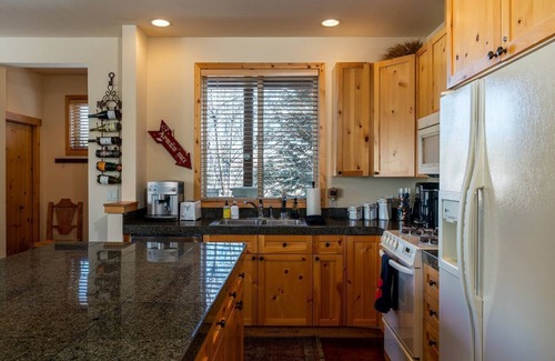 Warm Springs Condominio | Condominio lujoso y asequible a una milla del centro