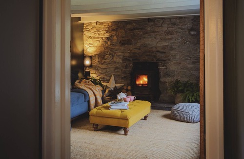 Llanfair Caereinion Cabaña | Luxurious and cosy riverside cottage for two
