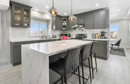 Taylorsville Casa | Luxurious and Modern Home - Newly Renovated with Lots of Parking!