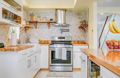 Foxcroft Square Casa | Luxurious and modern retreat in a prime corner property! 20 min from center city