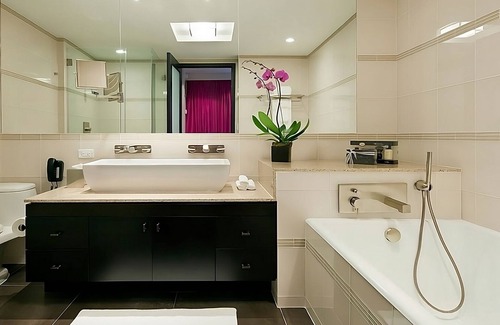 Rose Hill Hotel | Luxurious and Posh! Rooftop Bar and Pool, Near Union Square, Pet-friendly!