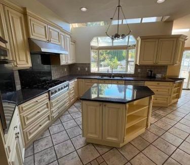 Kerrisdale Casa | Luxurious and quiet room in Vancouver's West End