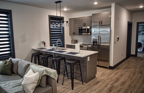 West New York Apartamento | Luxurious and Spacious Apt with King Bed and Free Indoor Parking-20 Min to NYC