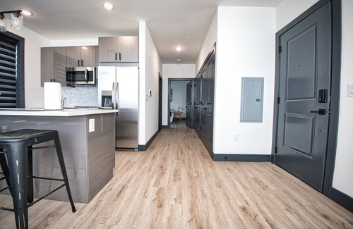 West New York Apartamento | Luxurious and Spacious Apt with King Bed and Free Indoor Parking-20 Min to NYC