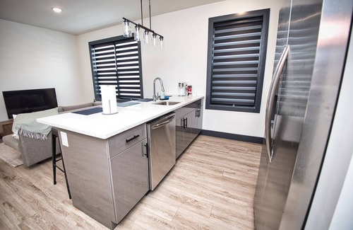 West New York Apartamento | Luxurious and Spacious Apt with King Bed and Free Indoor Parking-20 Min to NYC