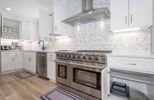 Avon Lake Casa | Luxurious and Spacious House—Hot Tub and EV charger