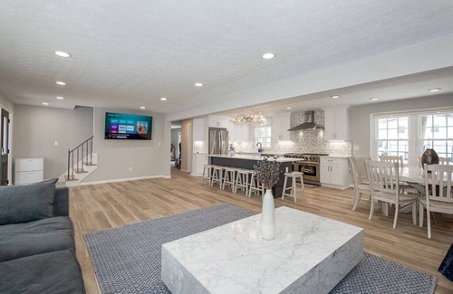 Avon Lake Casa | Luxurious and Spacious House—Hot Tub and EV charger