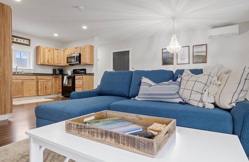 Meredith Apartamento | Luxurious and Sunny Apt at Main Street, Meredith